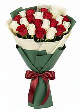 Букет Микс из красных и белых роз в Светлограде