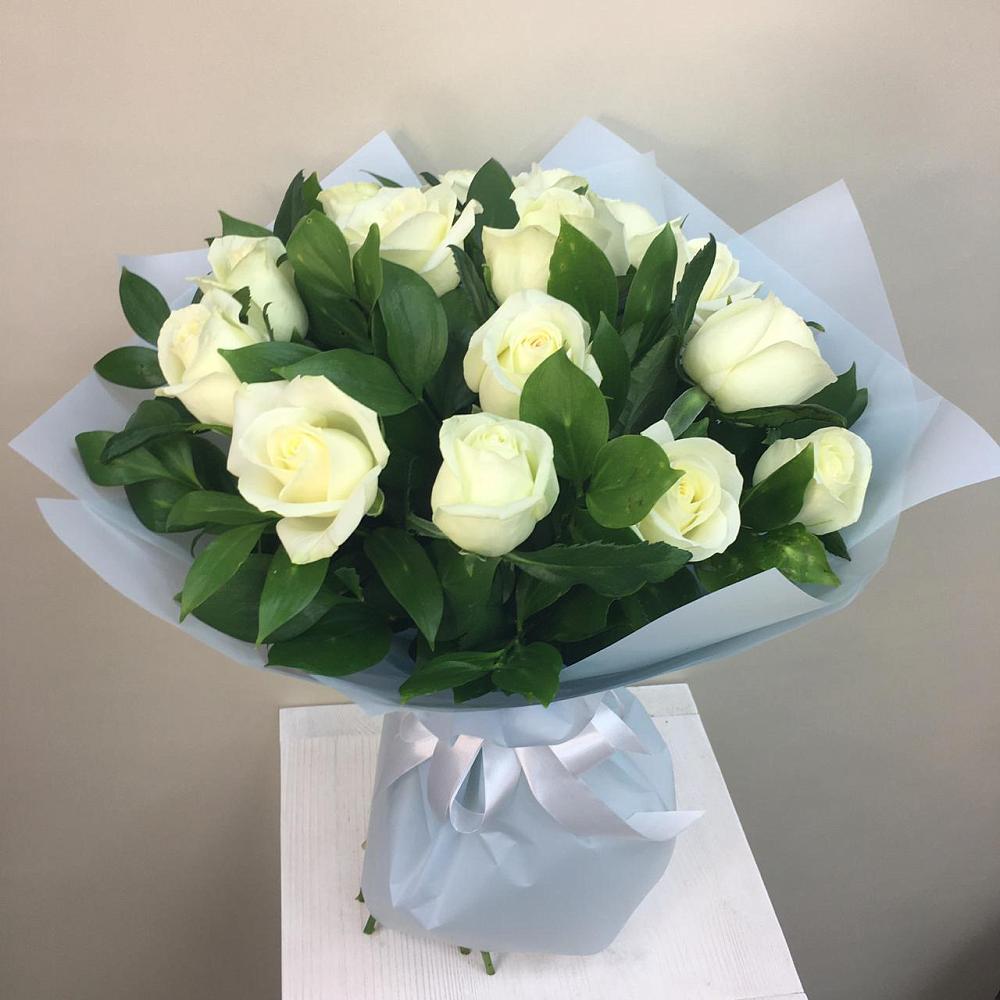 Букет 15 Белых роз Проуд в Светлограде