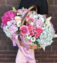 Цветочная композиция из Розы, Хризантемы, Пионы и Лизиантусы в корзине в Светлограде