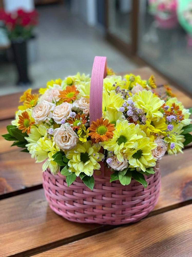 Цветочная композиция из Хризантемы и Розы в корзине в Светлограде