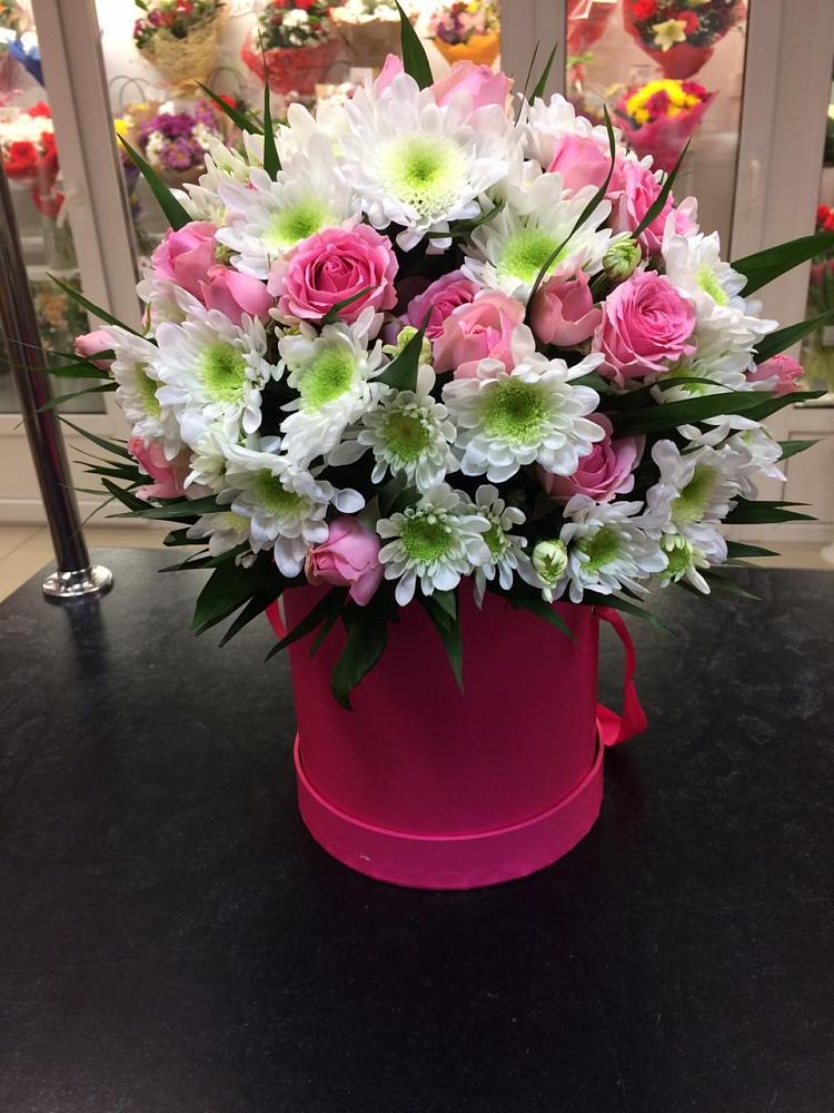 Цветочная композиция из Розы и Хризантемы в шляпной коробке в Светлограде