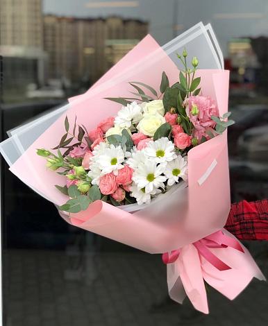 Букет цветов из: Розы, Лизиантусы и Хризантемы в Светлограде